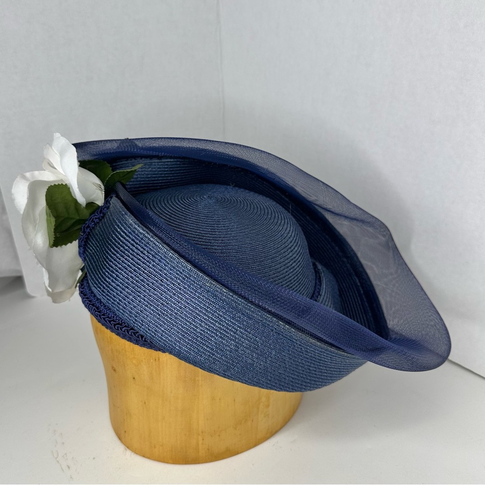 Elegant Vintage Navy Blue Hat with White Flower Accent - Picture 3 of 7